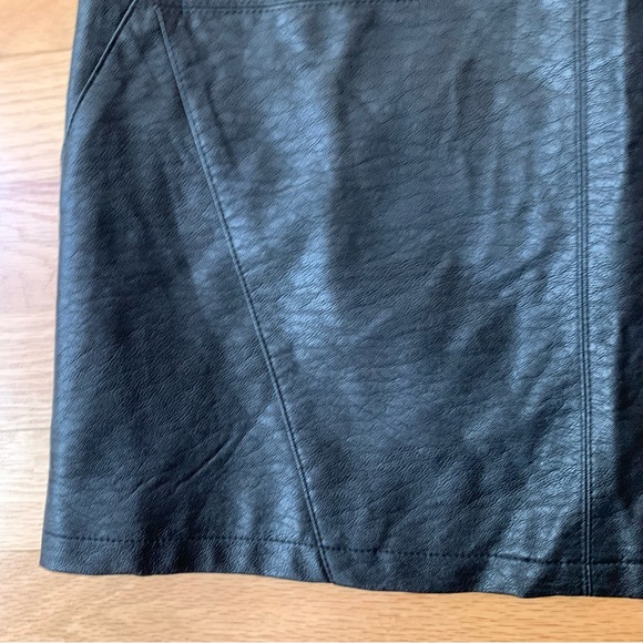 H&M Black Faux Leather High Rise Vegan Mini Skirt Size 6 - Picture 6 of 9
